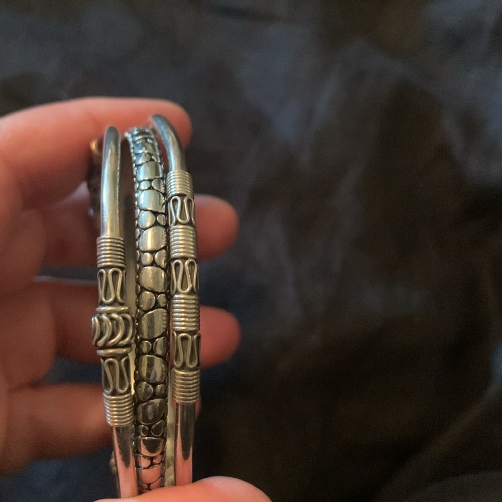 Set of 6 bangle bracelets. - Picture 4 of 4